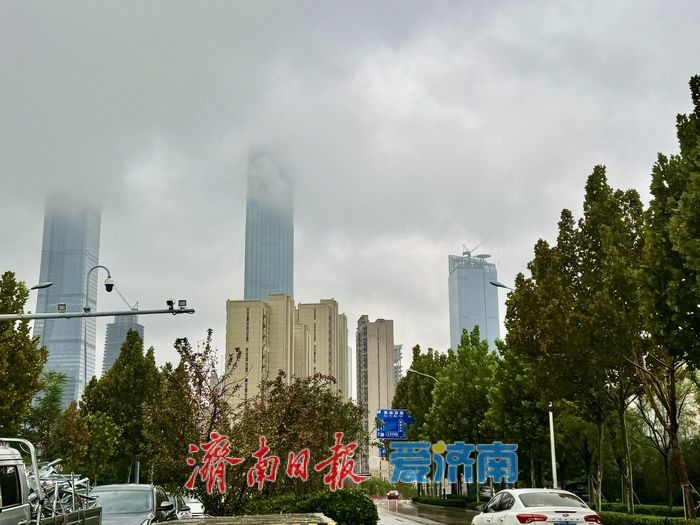 一年四季 泉在济南丨秋雨绵绵，济南CBD高楼若隐若现