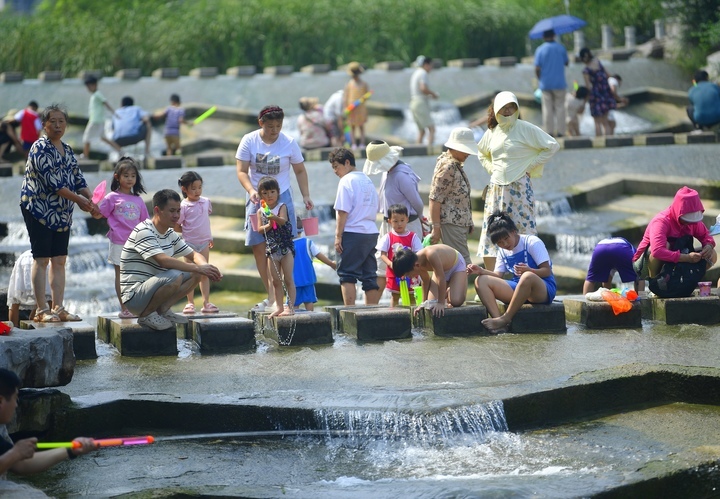 碧波荡漾，初秋时节济南龙鼎滨水公园人气旺