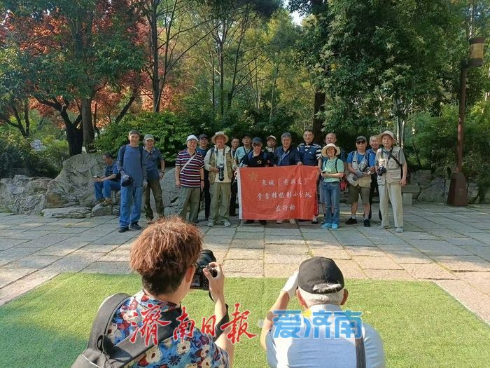 不收费，只拍照——大明湖畔有群免费帮游客留影的人