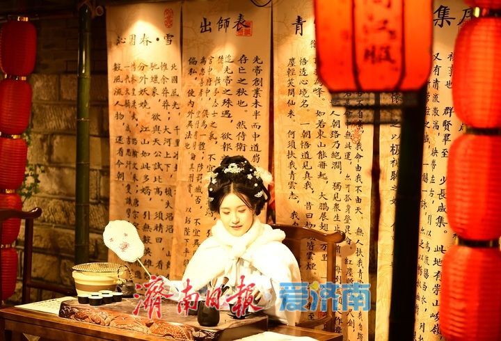 鱼灯巡游映曲水，清照舞韵醉泉城