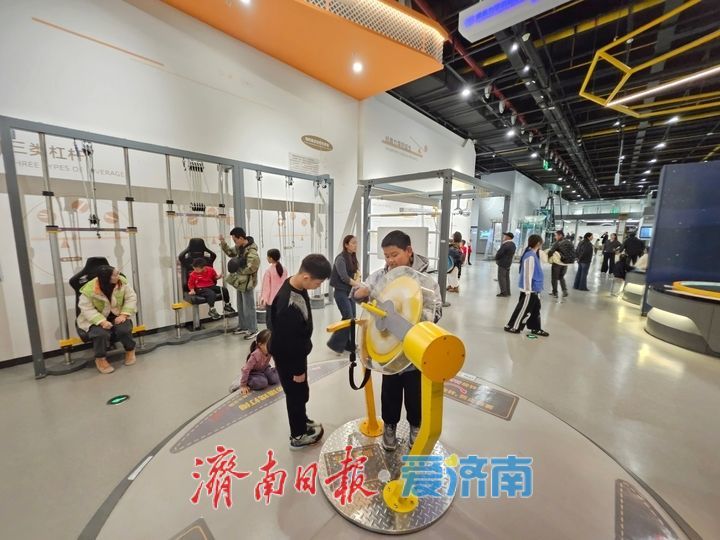 科技馆里过大年 科技年味润泉城