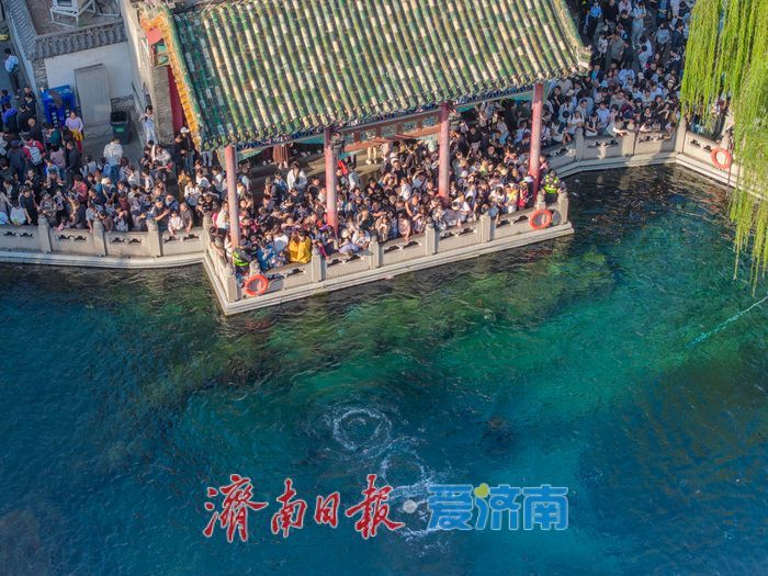 秋泉奔涌迎客来