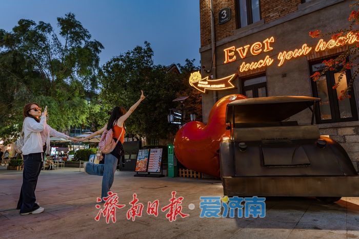 一年四季 泉在济南丨复古与时尚奇幻交融 璀璨夜经济点亮济南融汇老商埠