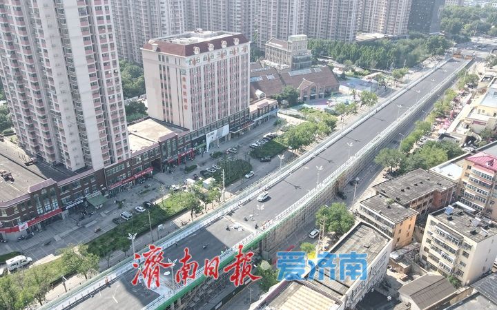 项目强省会｜济南纬二路跨铁路天桥全线高黏高弹沥青上面层摊铺完成