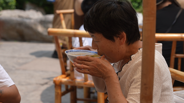 绝配！快来趵突泉畔赏景 品“泉水大碗茶”