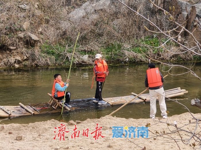 山涧竹排漂流添活力 助力乡村振兴跑出 “加速度”