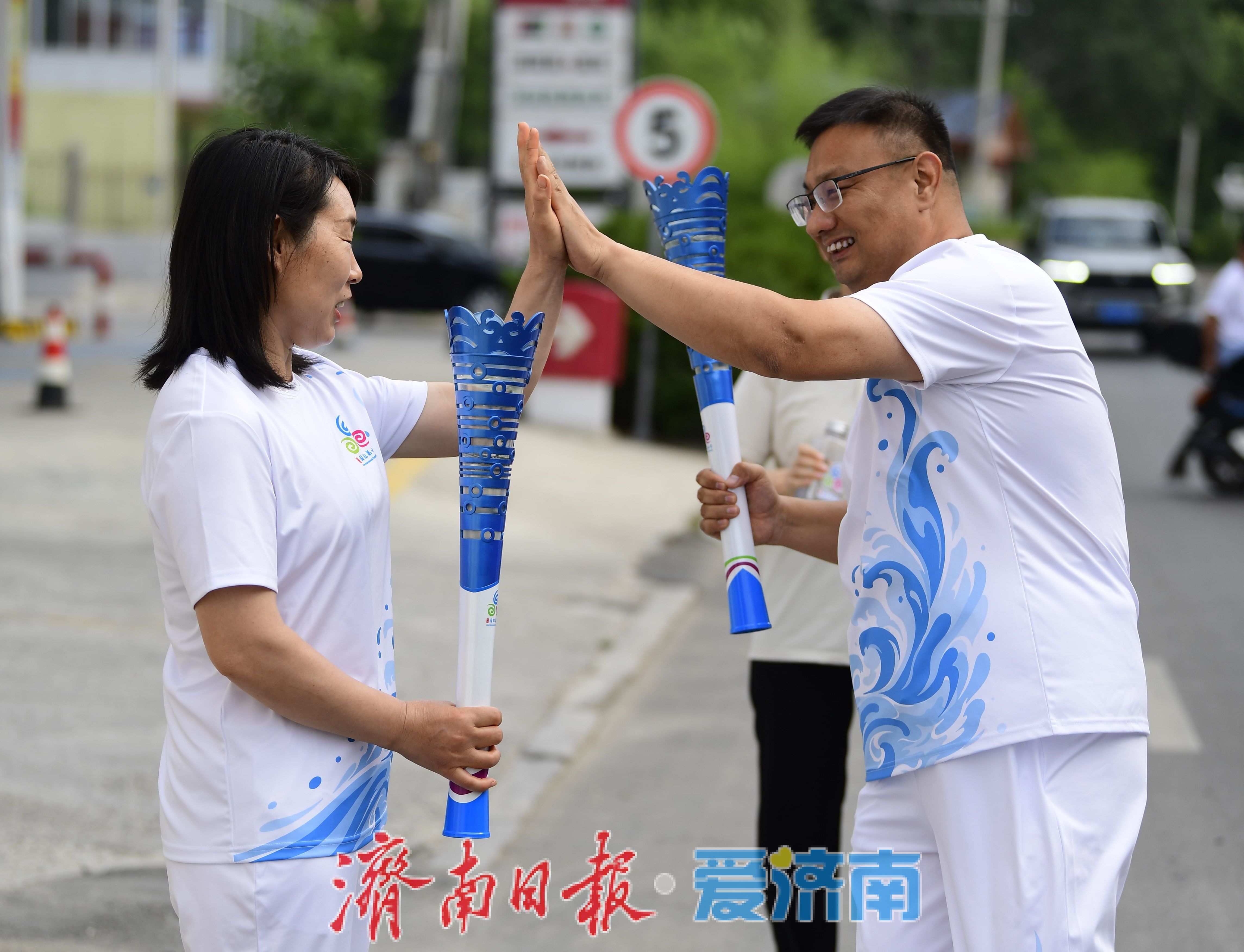 泉源传炬润南山 精神赓续耀泉城 泉群取水及泉炬传递活动走进南部山区