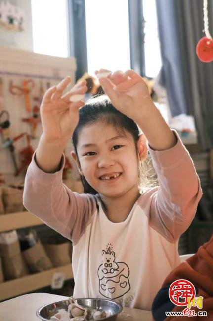 小马加持的腊八蒜 天桥萌娃把年味腌进罐里啦！