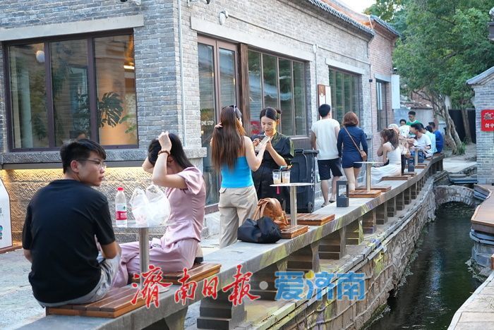 一年四季 泉在济南丨曲水亭街暮色如画 灯火阑珊引游人如织