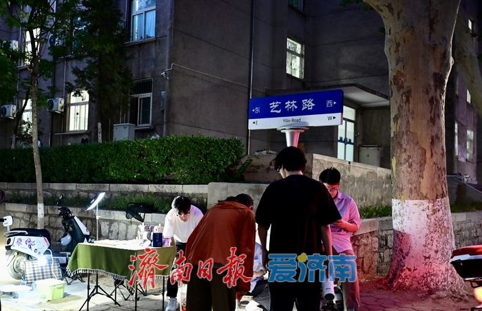 一年四季 泉在济南丨校内外共“淘” 山师千佛山校区跳蚤市场热闹非凡