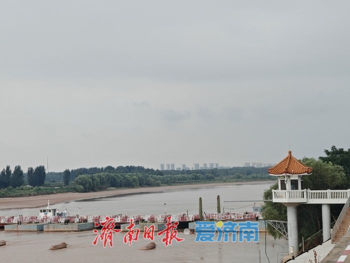 大河之上群鸟蹁跹 游人悠闲置身安澜画卷