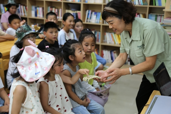 告别课本，融入自然！“第一书记”化身“自然向导”带娃打卡动物世界