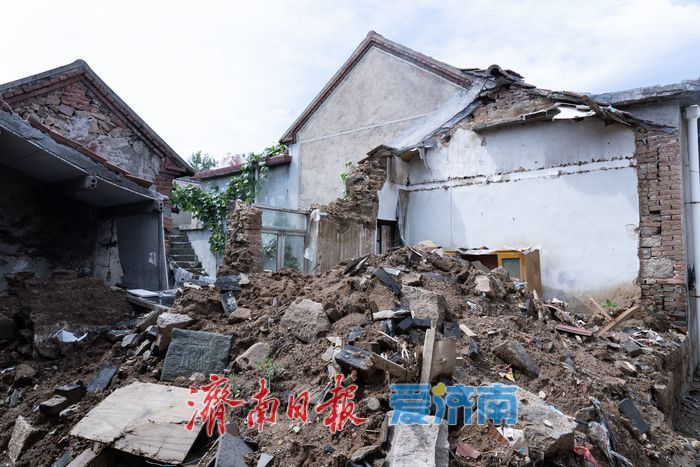 “群众身安，我才心安”——村支书李富胜在暴雨中挺起“人民至上”的坚实脊梁
