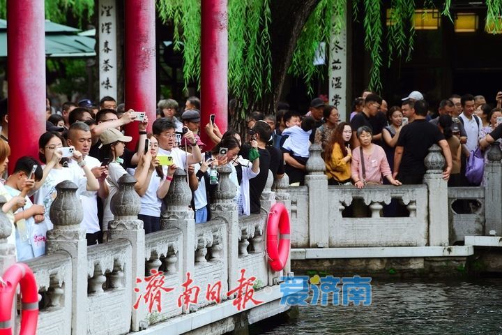 直逼29米！趵突泉持续喷涌22年，泉畔游人如织共赏胜景