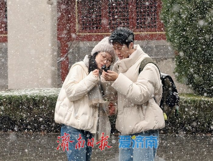 济南邂逅今冬初雪，府学文庙红墙映雪诗意浓