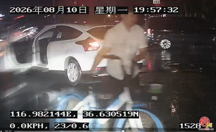 脱下工装仍是“安全员”！济南公交党员雨夜处置路面险情