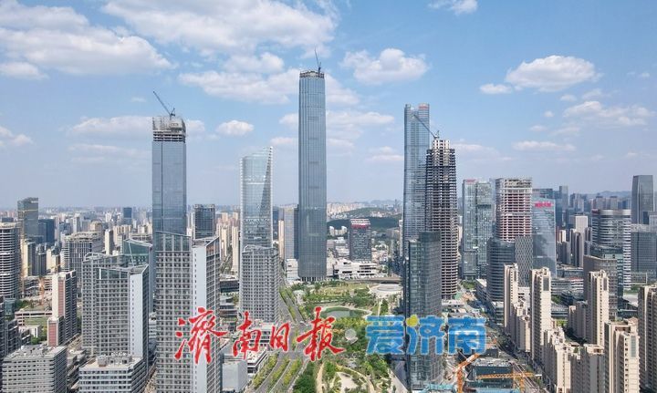 一年四季 泉在济南丨蓝天白云为伴，济南最美天际线亮眼