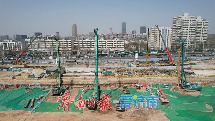 济南轨交4号线千佛山站后期装修、机电安装、铺轨进行中