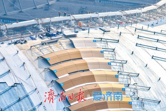 济南黄河体育中心专业足球场轮辐式索桁架吊装完成