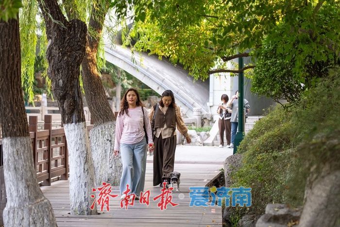 护城河畔秋色正好，市民乐享泉畔慢生活