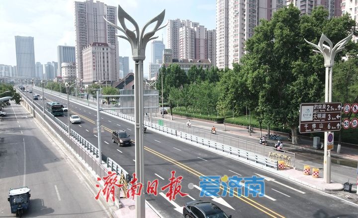 济南纬二路跨铁路天桥桥上路正式放开通行