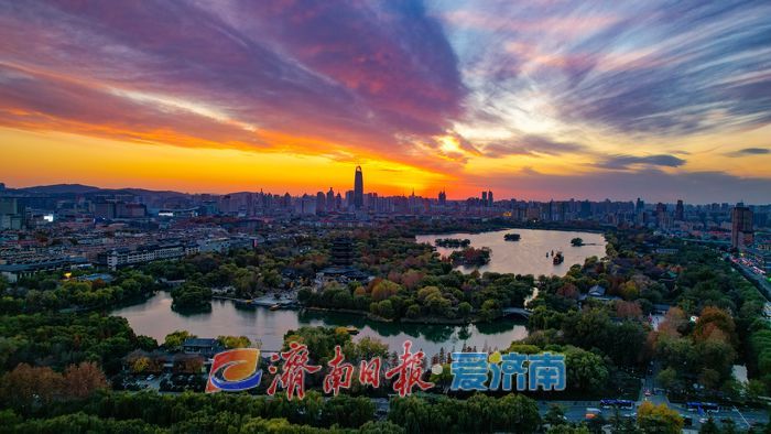 大明湖落日晚霞美景醉人