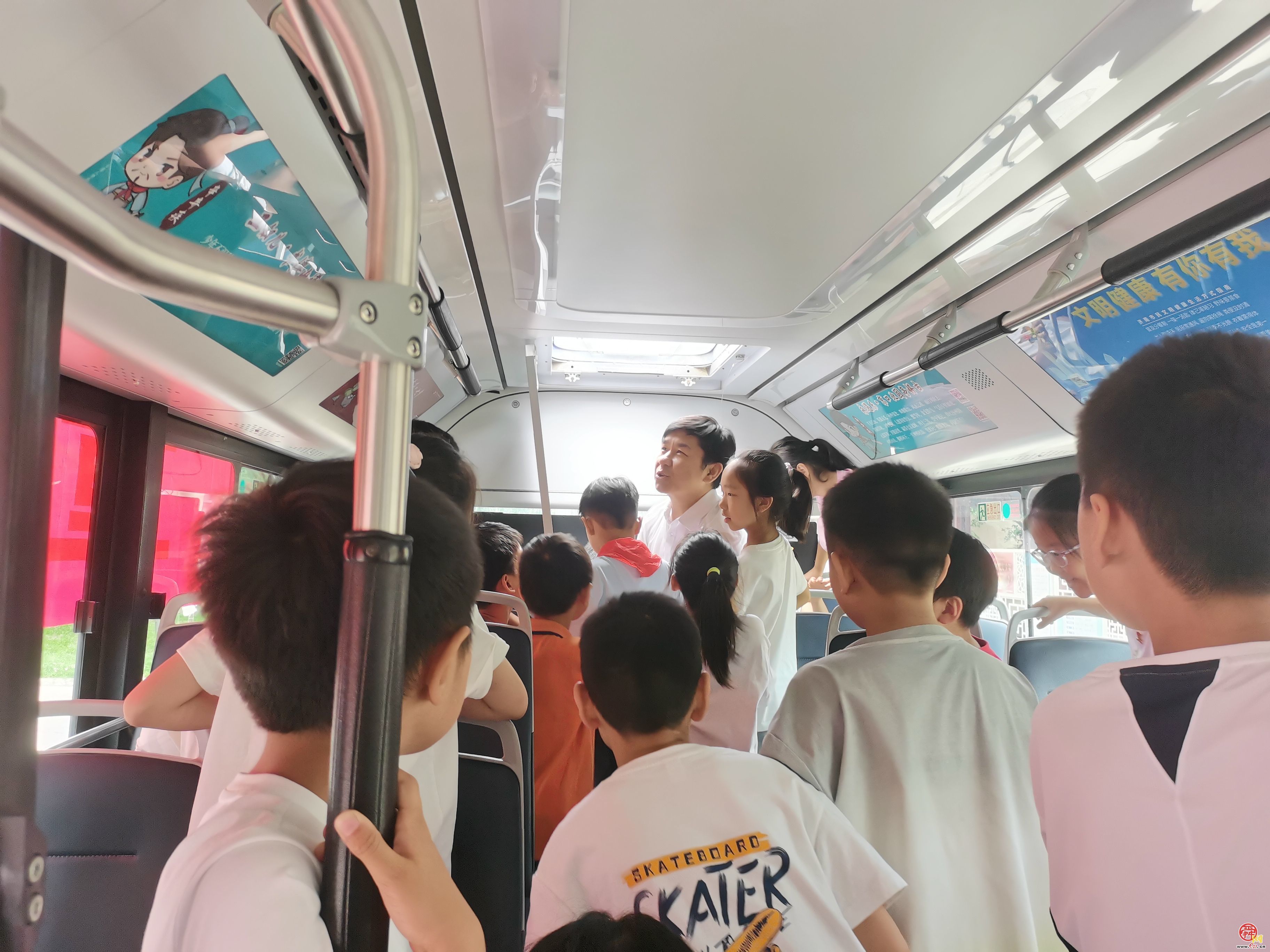 公交车进校园，共筑六一安全防线