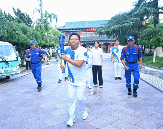 2025济南国际泉水节“泉炬”传递活动完美收官