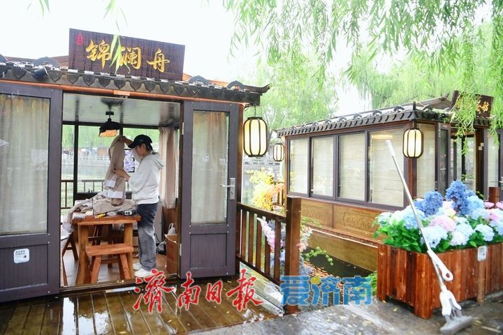 品茶观景、邂逅江南韵味，市民百花洲畔“尝鲜”仿古画舫