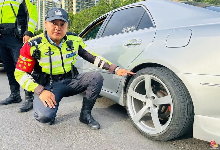 济南交警为高考保驾护航 严查“炸街飙车”等违法行为