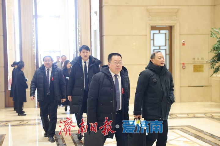 出席市两会的代表委员陆续报到