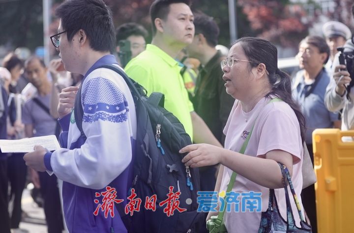 高考首日 少年执笔追梦 家长暖心相伴