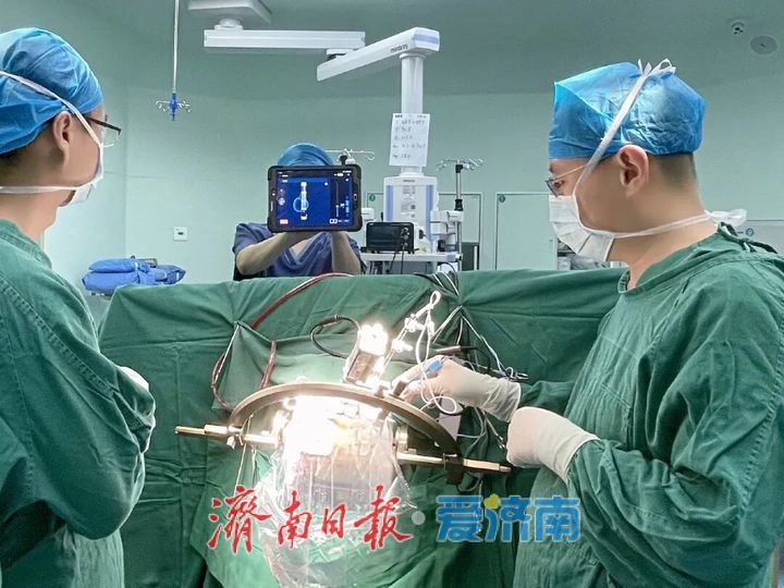 全国首例！国产脑机接口脑起搏器手术在济完成 