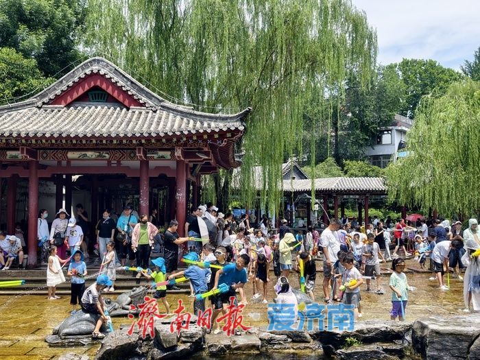 亲泉戏水，尽享泉城夏日惬意