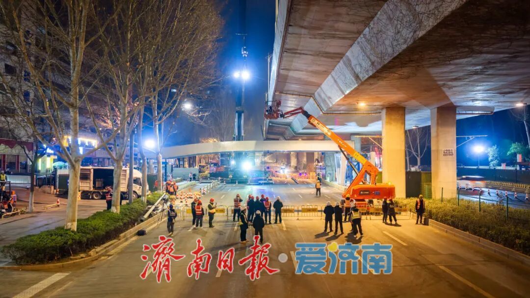 二环东路百花公园人行天桥主桥吊装完成