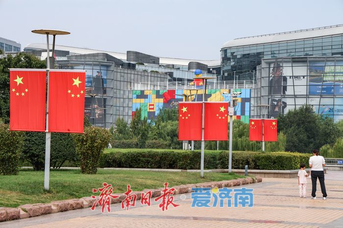 “中国红”装点泉城广场迎国庆
