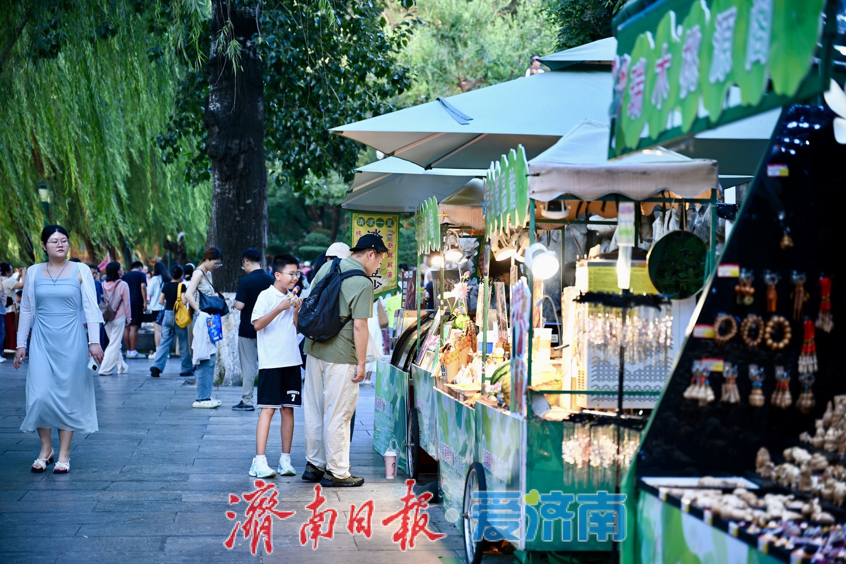 高温退场烟火升腾 济南环城公园傍晚热度回升