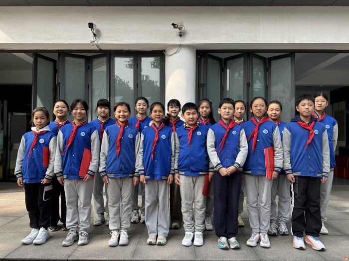 济南市胜利大街小学举办“胜利红印 榜样少年正启航”主题升旗仪式