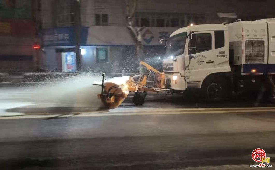 以雪为令 彻夜奋战  济南城管全力保障雪天道路畅通