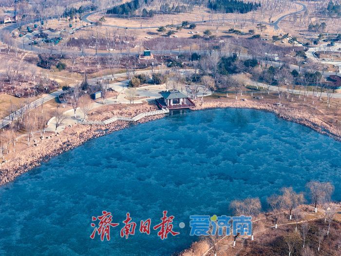 冰凝绘盛景 华山湖冬日冰封如入水墨长卷