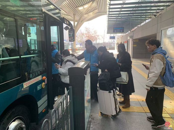济南西站公交枢纽青年志愿岗为您温暖回家路
