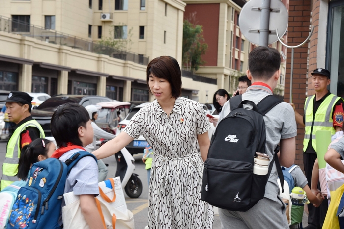 私立济齐鲁学校开展“校社共建 党员助学”主题党日活动