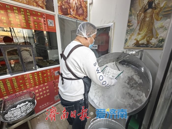 凌晨两点还在滚元宵，小店藏着最朴实的团圆味