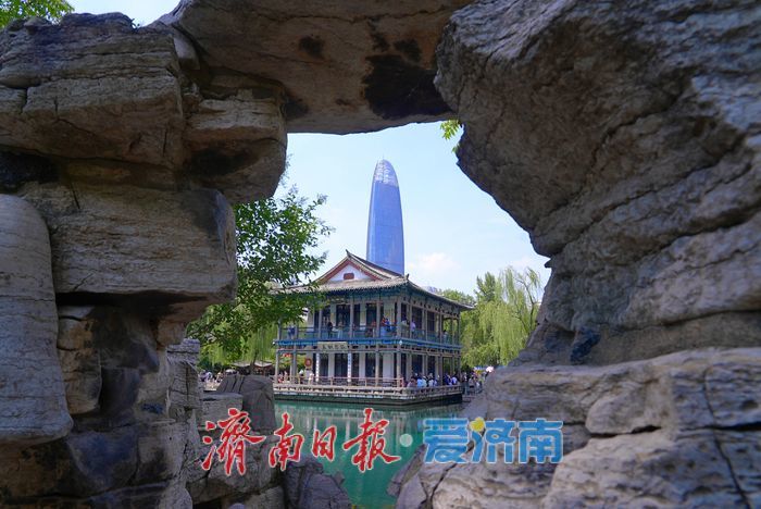 泉涌潺潺迎处暑 五龙潭畔游人乐