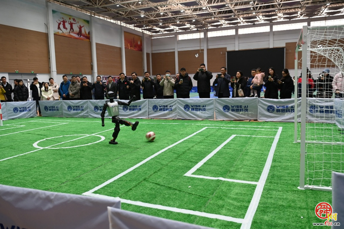 2025年人形机器人全自主足球技术体验营 暨技术交流赛在济南开幕