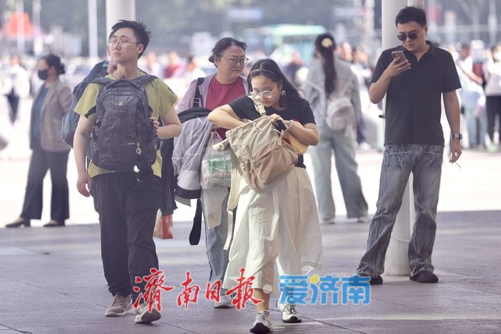 国庆假期尾声，济南火车站广场归客如织