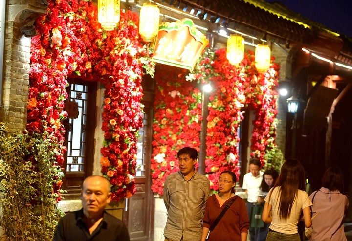泉城夜浪漫 消夏烟火浓