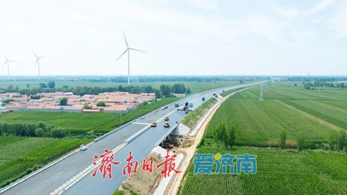 济南至宁津项目全线沥青上面层施工圆满完成