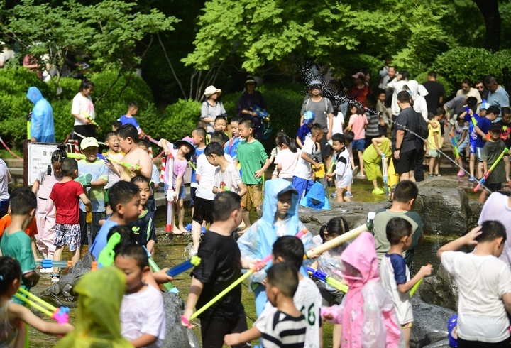 炎炎夏日无泉水不欢乐，泉城版“泼水节”精彩上演
