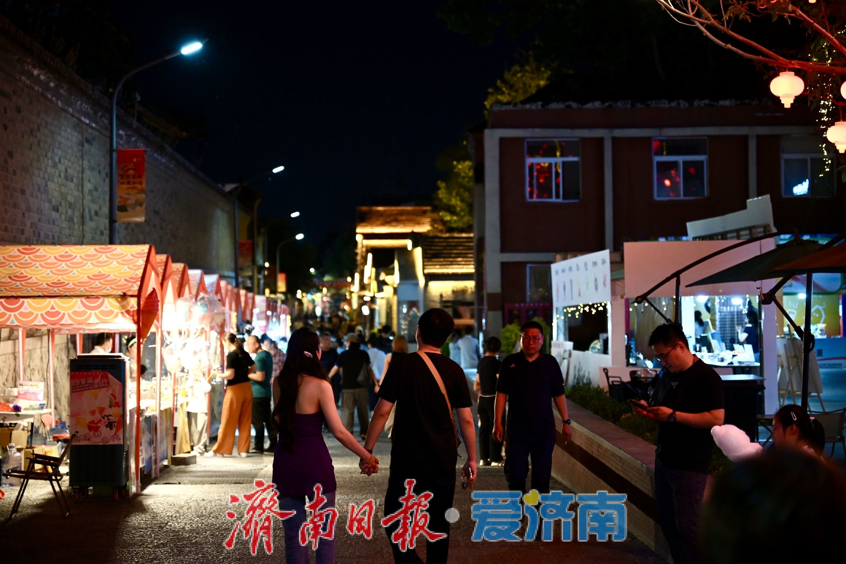 初夏上新街：人流如织，烟火满巷